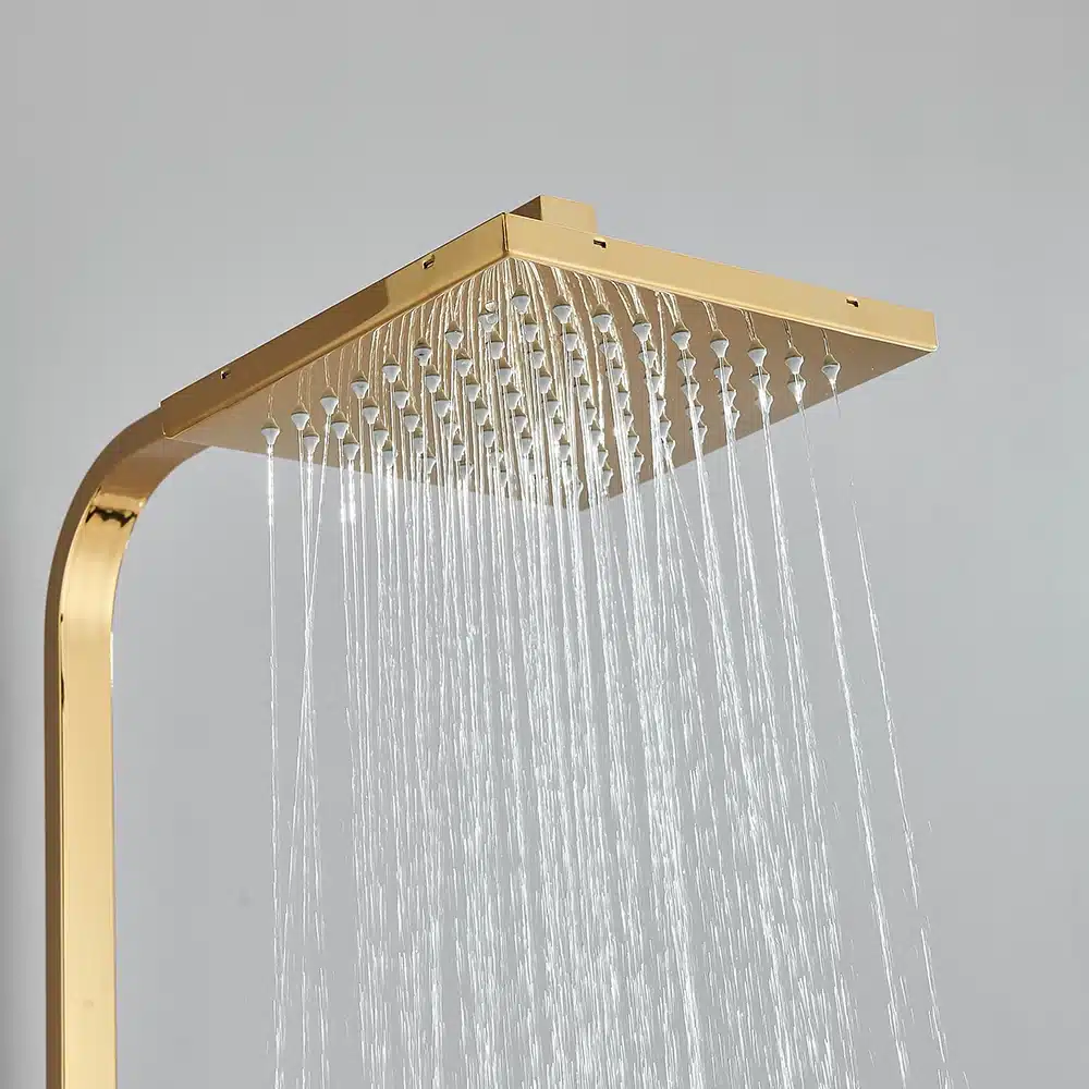 Kuldne vihmadušš seinale paigaldatud, luksuslik ja kaasaegne disain veejugadega, hall taust.
