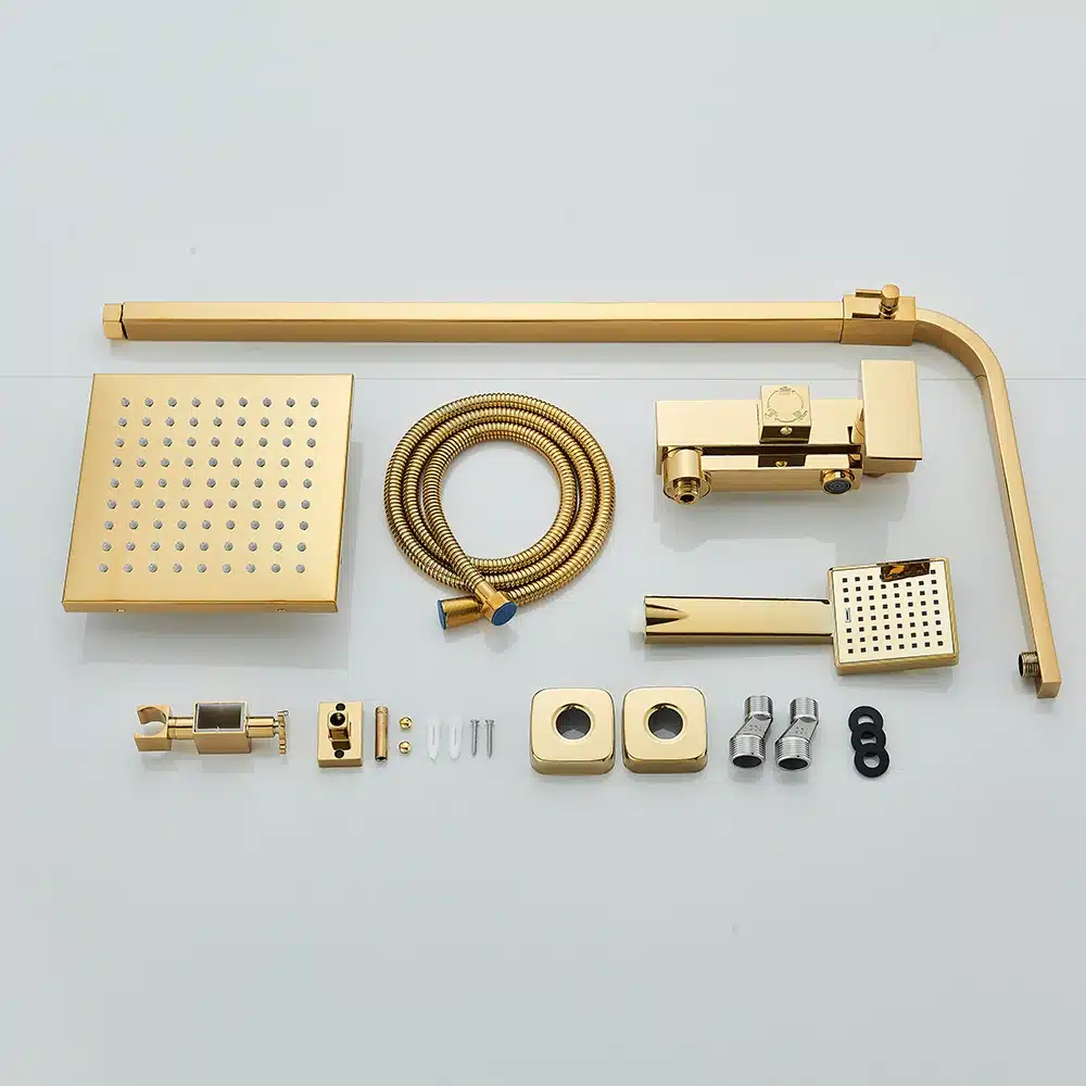 Kuldses toonis duššisegistikomplekt, mis sisaldab vihmadušši, käsidušši, voolikut ja kinnitusi, mis sobib paigaldamiseks seinale. Komplekti detailid on laotud heledale taustale, tuues esile elegantsed metalliktoonid ja luksusliku viimistluse.