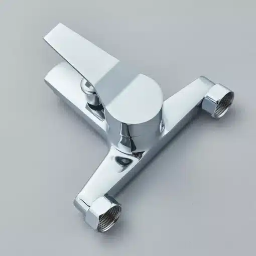 Kroomitud vannitoa kraan kuuma ja külma veega, seinakinnitus | E-pood Tootemaailm Kroomitud vannitoa kraan kuuma ja külma veega, seinakinnitus, asub hallil taustal. Kraan on läikiv ja vastupidav, varustatud seinale kinnitamiseks sobivate ühendustega.
