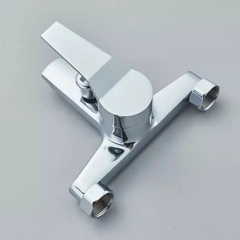 Kroomitud vannitoa kraan kuuma ja külma veega, seinakinnitus, paigaldamiseks valmis neutraalsel taustal.