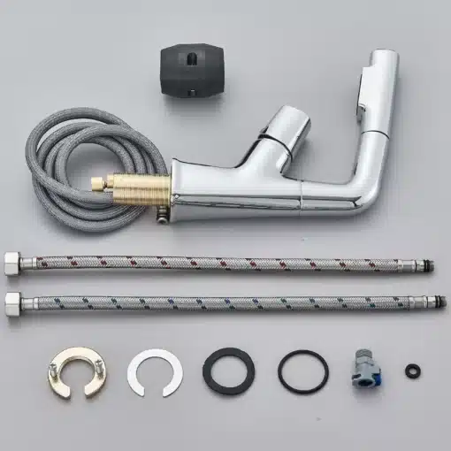 Köögisegisti reguleeritava väljatõmmatava otsikuga | E-pood Tootemaailm Kroomvärvi köögisegisti koos reguleeritava väljatõmmatava otsikuga, voolikute ja paigaldusdetailidega, asetatud hallil taustal.