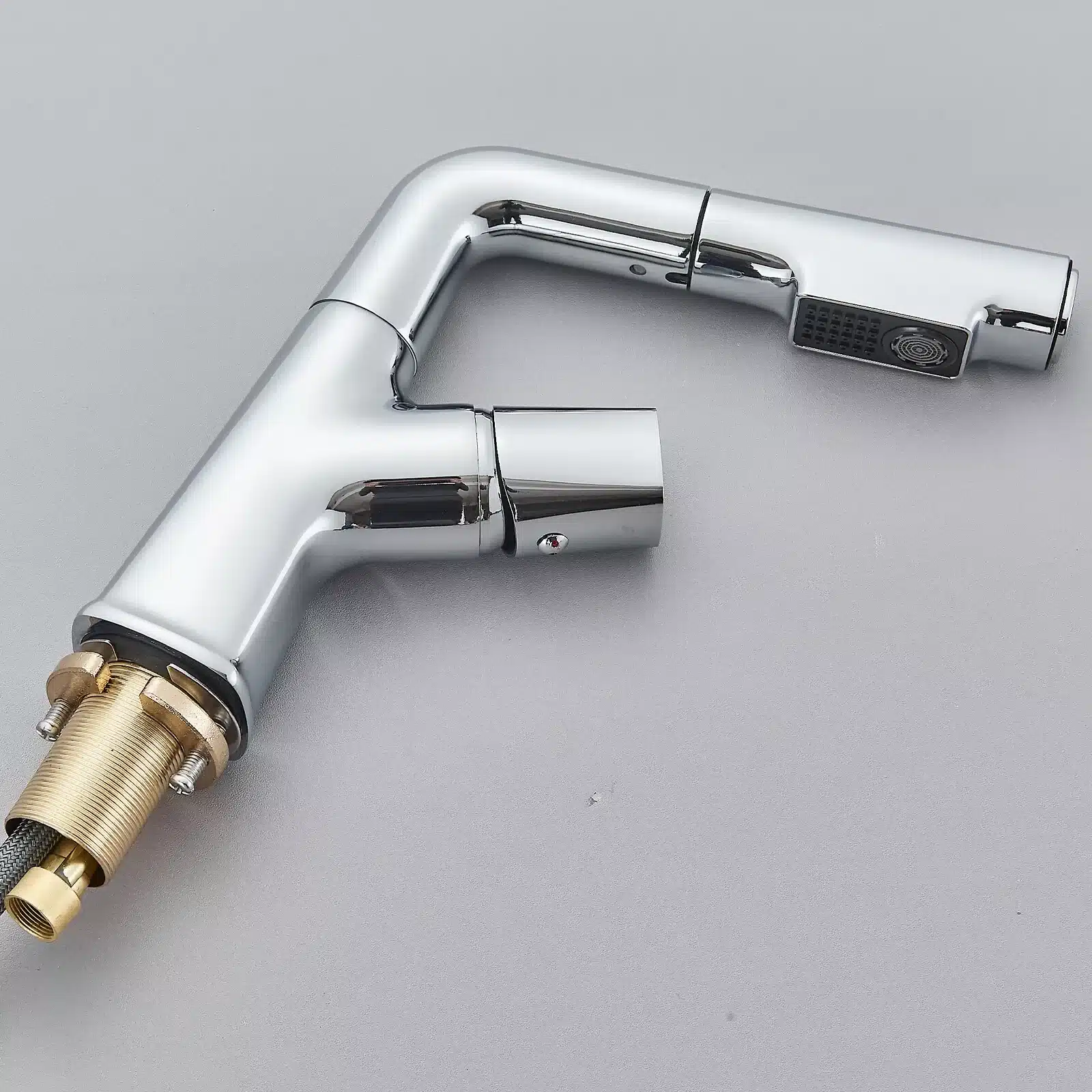 Kroomitud köögisegisti reguleeritava väljatõmmatava otsikuga, sobib hallile pinnale. Kompaktne ja elegantne disain koos messingist kinnitustega.