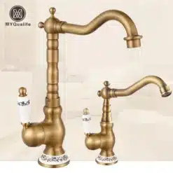 Retro stiilis segisti sinise portselaniga, millel on elegantne pronksist pind ja kunstipärased detailid. Segisti paistab silma oma klassikalise disainiga, sobitudes nii kööki kui vannituppa, õrnal beežil taustal.