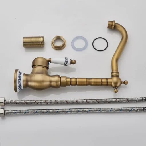 Retro stiilis segisti sinise portselaniga | E-pood Tootemaailm Klassikalise disainiga retro stiilis segisti sinise portselaniga, metallist toru ja lisatarvikud valgel taustal.