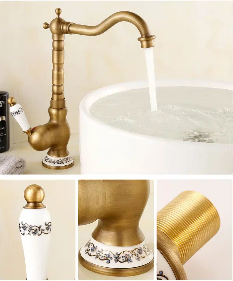 Retro stiilis kuldne segisti, millel on sinine portselanist detail ja keerukas ornamentika. Segisti on paigaldatud valge kraanikausi kõrvale, kust voolab vett.