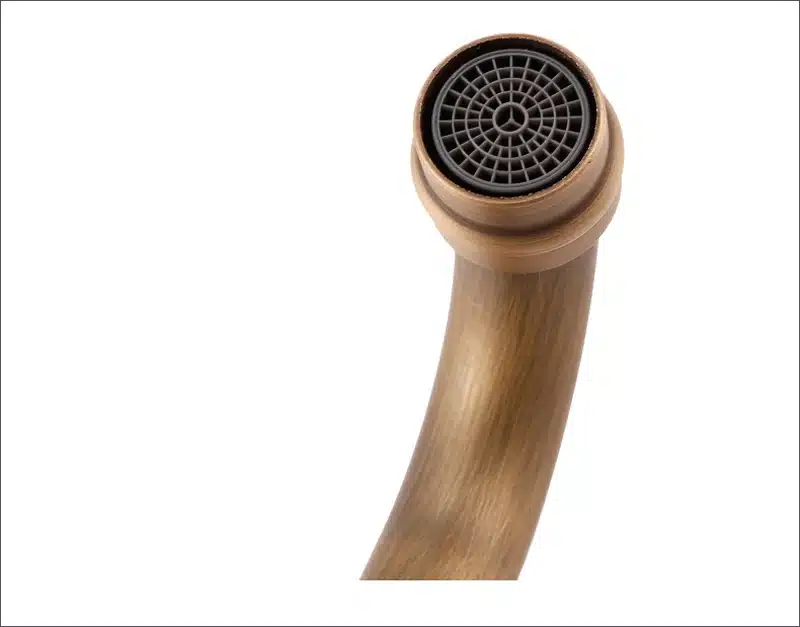 Retro stiilis segisti sinise portselaniga, millel on elegantne pronksist kaar ja detailne mustriline otsik, sobib ideaalselt vanaaegsesse köögikeskkonda.