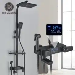 Messingist valmistatud must dušisegisti koos termostaadi ja led displeiga, mis näitab veetemperatuuri ja aega. Seadmel on reguleeritav dušiotsik ja mugav hoidik, asetatud modernsele heleda seinaga taustale.