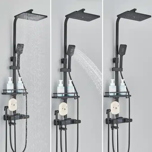 Messing dušisegisti termostaadi ja led displeiga | E-pood Tootemaailm Messingist dušisegisti termostaadi ja LED displeiga. Kaasas mustad dušivoolikud, käsidušš, vihmaduši pea ning integreeritud riiul, millel on šampoonipudelid. Taustal hele sein.