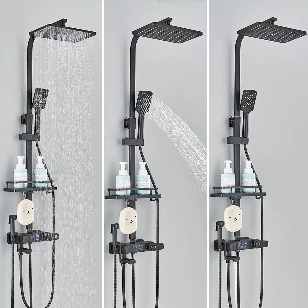 Must messing dušisegisti termostaadi ja led displeiga, näidatud kolmes veevoolu režiimis vastu halli seina, sisaldades seinariiulit hooldustoodetega.