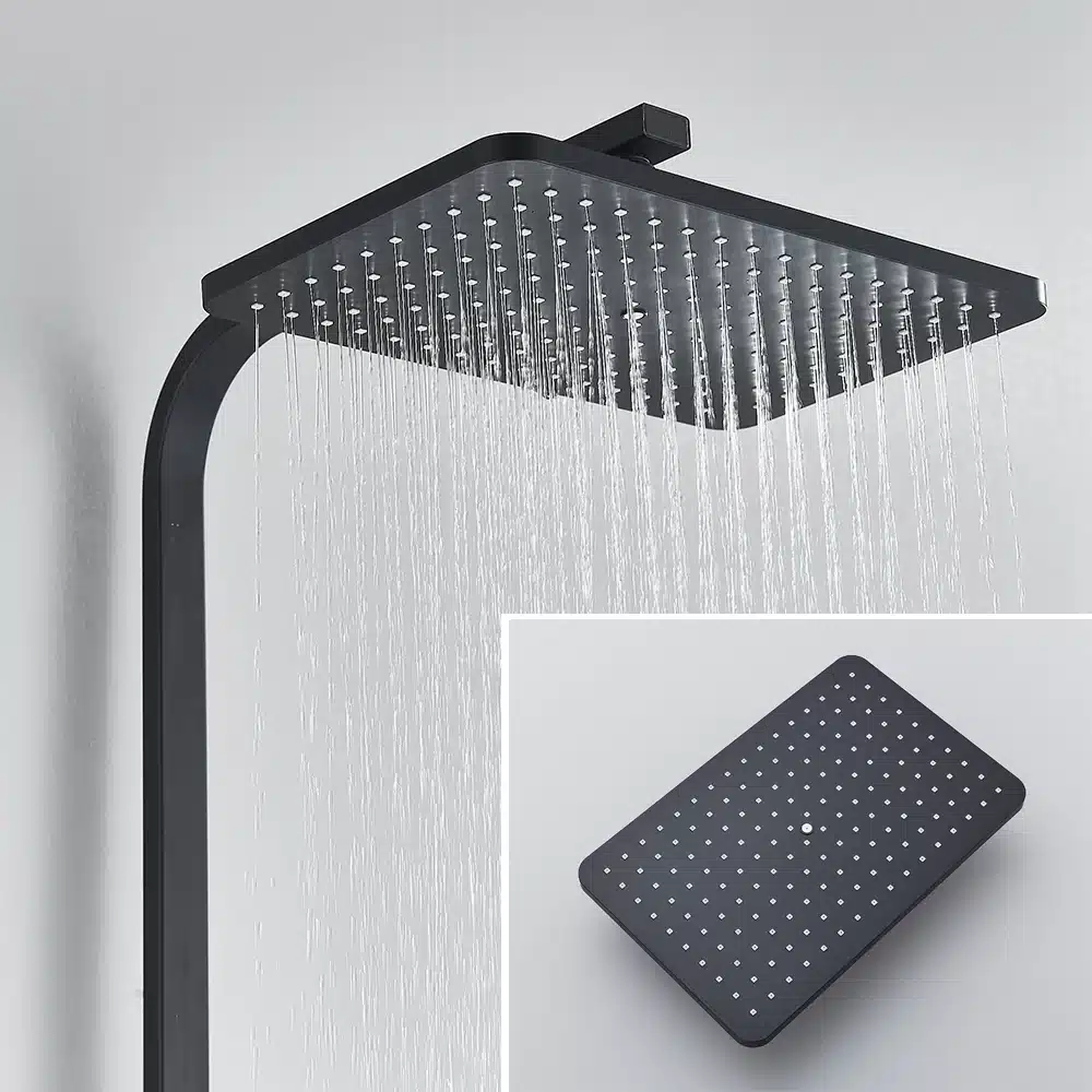 Messing dušisegisti termostaadi ja led displeiga, musta modernse pealisplaadiga, veevooluhulga reguleerimine, elegantne siseviimistlus helehallil taustal.