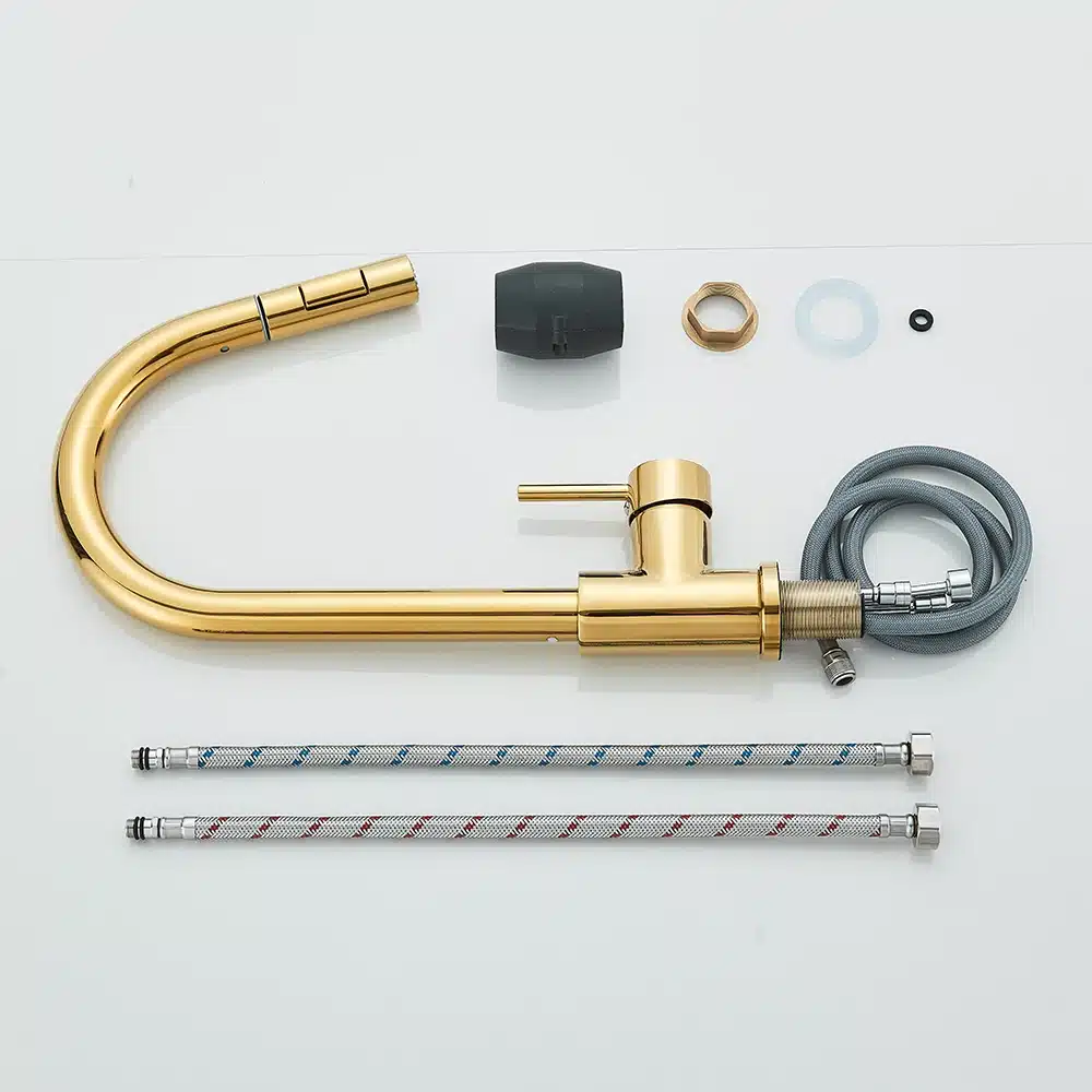 Kuldne köögisegisti kahe voolurežiimiga ja segamisfunktsiooniga, komplektis voolikud ja paigaldustarvikud valgel taustal.