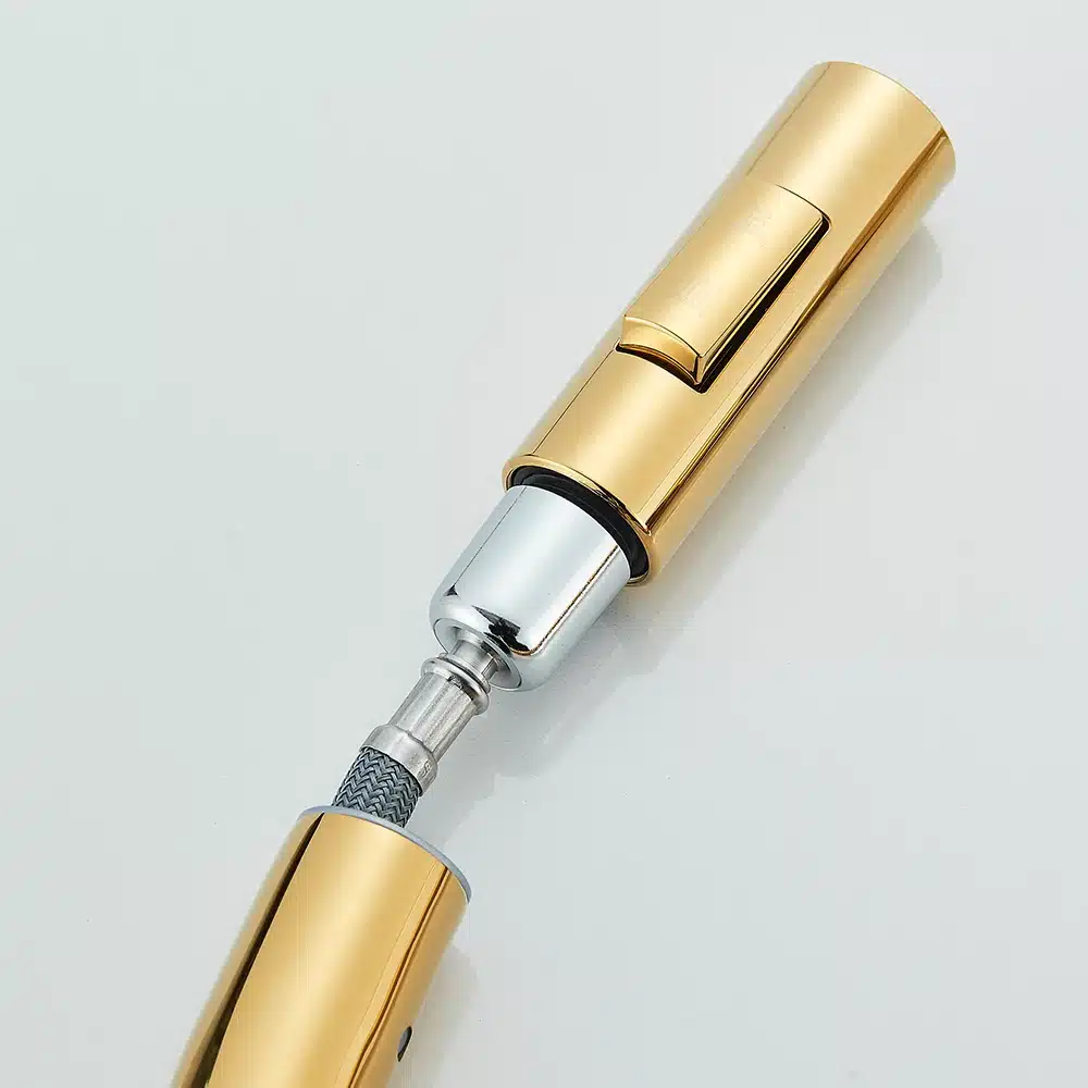 Kuldse ja hõbedase viimistlusega köögisegisti, mis on varustatud kahe voolurežiimi ja segamisfunktsiooniga, valgel taustal.