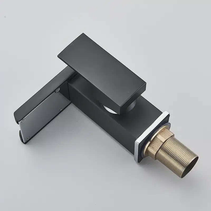 Must disain vannitoa kraan LED-valgustusega ja veevoolu muutmisega, horisontaalsel pinnal, esiküljel messingist kinnitusosa.