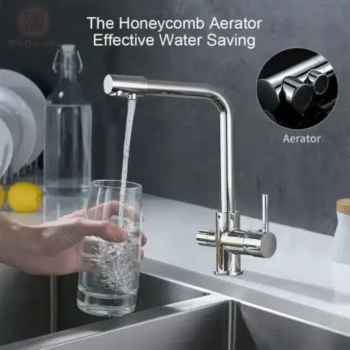 Köögisegisti kahe käepidemega, kuum ja külm vesi, filtriga | E-pood Tootemaailm Kahe käepidemega köögisegisti, mille kroomitud pind peegeldab valgust. Segisti väljub veejuga, mille all täidetakse veeklaas. Taustal on kaasaegne köögivalamu ja puuviljad.