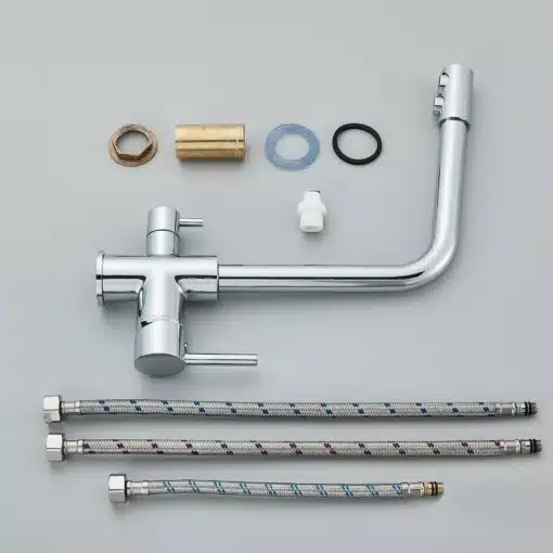 Köögisegisti kahe käepidemega, kuum ja külm vesi, filtriga | E-pood Tootemaailm Köögisegisti kahe käepidemega, mis on valmistatud kroomitud metallist. Pilt sisaldab ka kuumade ja külmade veetoorikute voolikuid ning filtrikomponente hallil taustal.