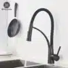Köögivalamu kraan musta viimistlusega, pööratav väljavool | E-pood Tootemaailm Elegantselt disainitud musta viimistlusega köögivalamu kraan, millel on pööratav väljavool ja kaunis kroomitud pind, paigaldatud kaasaegsele köögivalamule valge taustaga.