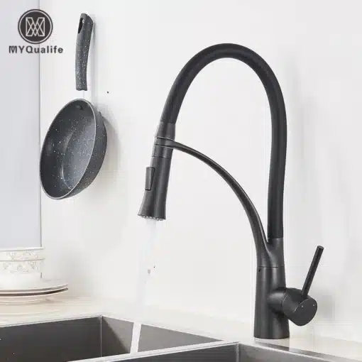 Köögivalamu kraan musta viimistlusega, pööratav väljavool | E-pood Tootemaailm Elegantselt disainitud musta viimistlusega köögivalamu kraan, millel on pööratav väljavool ja kaunis kroomitud pind, paigaldatud kaasaegsele köögivalamule valge taustaga.