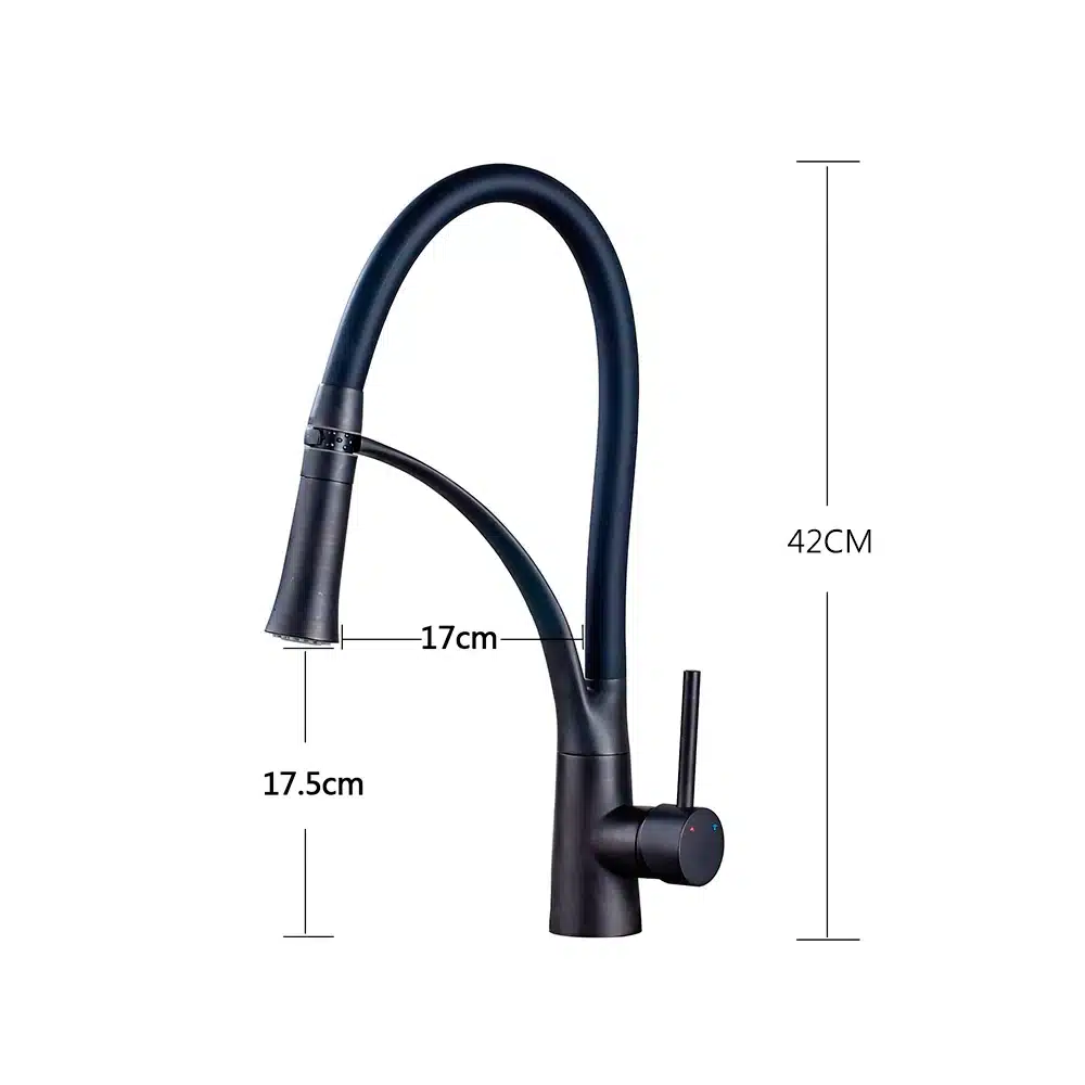 Köögivalamu kraan, musta viimistlusega ja pööratava väljavooluga, kõrgus 42 cm, vooliku pikkus 17 cm ja 17.5 cm, taustaks valge pind.