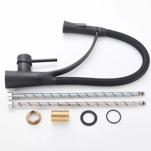 Köögivalamu kraan musta viimistlusega, pööratav väljavool | E-pood Tootemaailm Musta viimistlusega köögivalamu kraan, koos pööratava väljavooluga, mille kõrval on lisatarvikud nagu voolikud, tihendid ja ühendusdetailid valgel taustal.