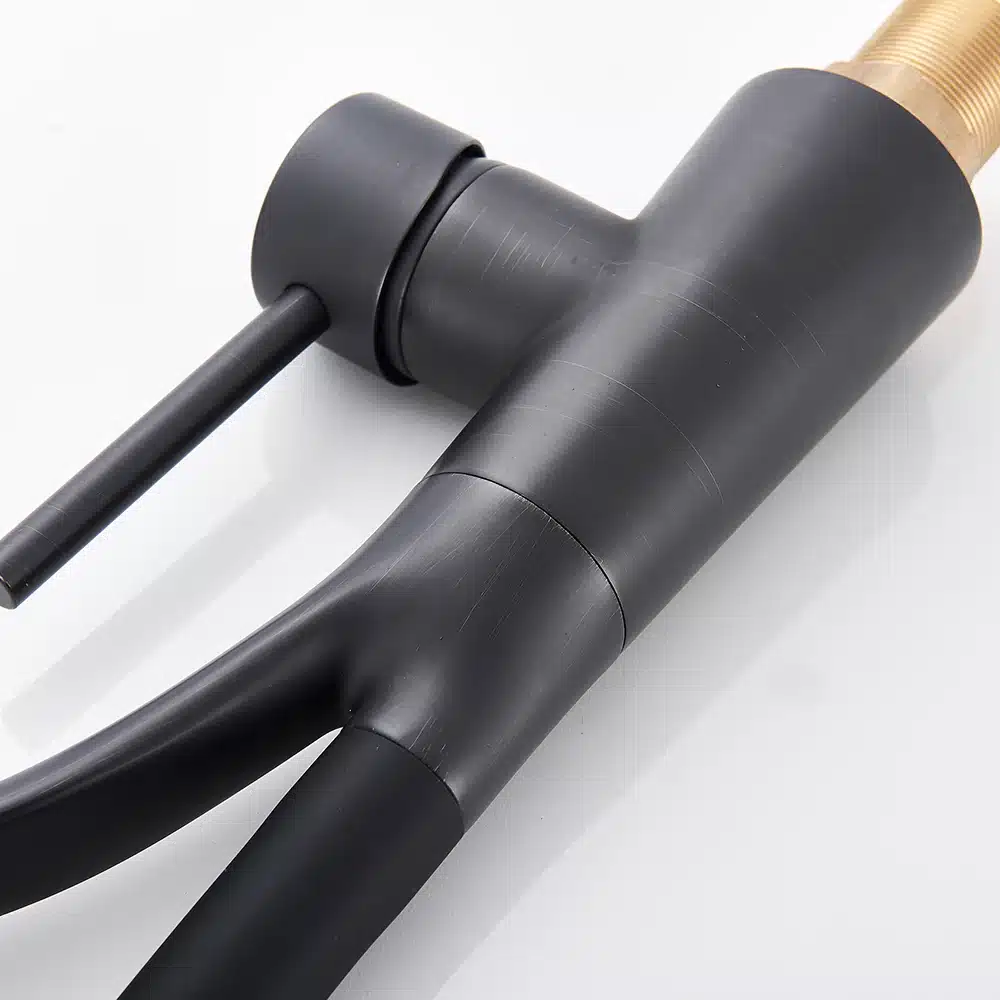 Köögivalamu kraan musta viimistlusega, pööratav väljavool, minimalistlik disain. Kraan on paigaldatud valgel taustal, rõhutades oma modernset ja stiilset välimust.