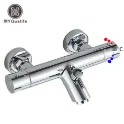Läikiv, kroomitud termostaatiline dušisegisti vannituppa kombineeritud kraaniga, millel on täpsed temperatuuri reguleerimise märgised ja moodne disain. Taustal neutraalne valge sein.
