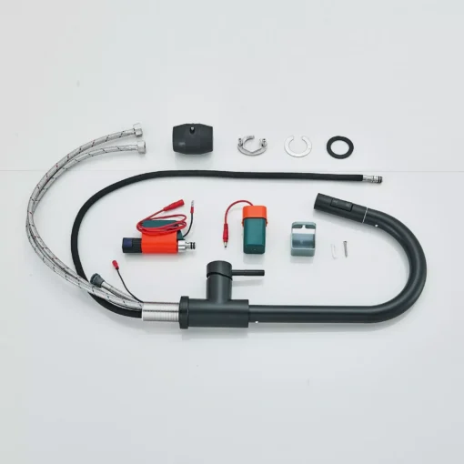 Köögisegisti anduri juhtimisega, kaks funktsiooni, must | E-pood Tootemaailm Pildil on must, sensorjuhtimisega köögisegisti koos kahe funktsiooniga. Komplekti kuuluvad erinevad paigalduskomponendid nagu voolikud, kinnitused ja juhtimisseadmed, mis on paigutatud valgele taustale.