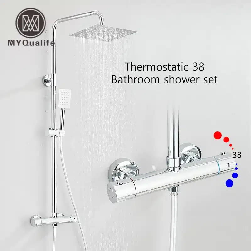 Roostevabast terasest kahe käepidemega dušisegisti komplekt, millel on 8-tolline vihmadušš. Vesi langeb pehmete joadena suurelt kandiliselt dušiotsikult, taustaks helge ja kaasaegne vannituba.