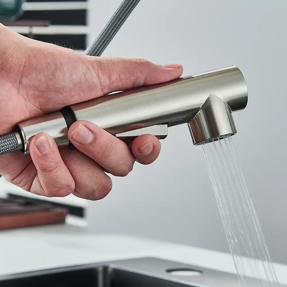 Köögivalamu kraan kõrge rõhuga roostevabast terasest, kuum ja külm vesi | kujundav pilt e-kaubamaja pildikogust