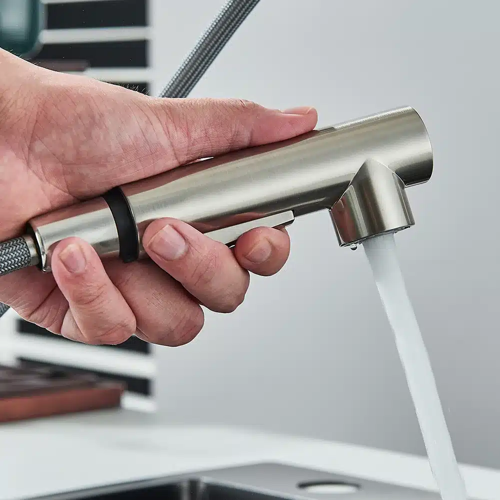 Köögivalamu kraan kõrge rõhuga roostevabast terasest, kuum ja külm vesi | kujundav pilt e-kaubamaja pildikogust