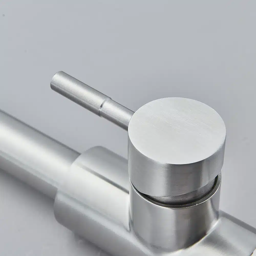 Köögivalamu kraan kõrge rõhuga roostevabast terasest, kuum ja külm vesi | kujundav pilt e-kaubamaja pildikogust