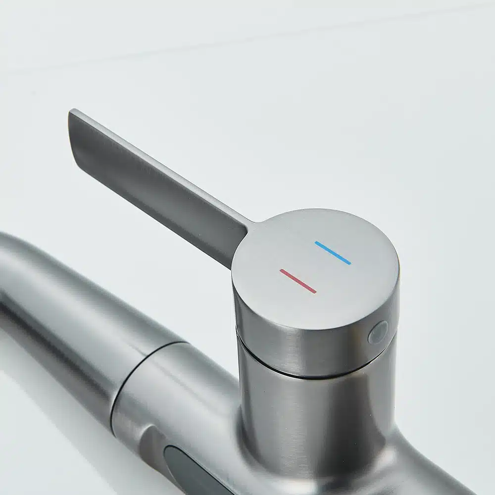 Moodne vannitoa kraan digitaalsete temperatuurinäidikutega | kujundav pilt e-kaubamaja pildikogust