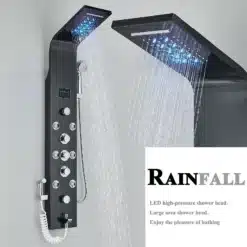 Stiilne LED dušisegisti mustas värvitoonis, millel on veesamba süsteem ja massaažifunktsioon. Pildil on näha luksuslik musta värvi paneel LED-valgustuse ja mitmete nuppudega hallil taustal, millel veejoa massaažiefekt.