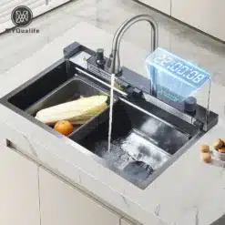 Köögivalamu 304 roostevabast terasest komplekt kaasaegses köögis, sisaldades segistit ja digitaalkuva, vett jooksmas.