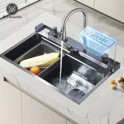 Köögivalamu 304 roostevabast terasest komplekt | E-pood Tootemaailm Köögivalamu 304 roostevabast terasest komplekt kaasaegses köögis, sisaldades segistit ja digitaalkuva, vett jooksmas.