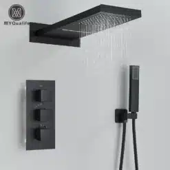 Seinale paigaldatav termostaatne dušikomplekt, mis sisaldab moodsat musta kolmefunktsioonilist dušiotsikut ja juhtpaneeli hallil taustal, moodne disain ja kvaliteetne viimistlus.