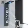 Moodne musta viimistlusega LED dušipaneel veefalli ja massaažifunktsiooniga, millel on integreeritud temperatuuri näidik, paigaldatud helehallile seinale.