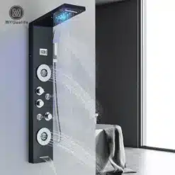 Moodne musta viimistlusega LED dušipaneel veefalli ja massaažifunktsiooniga, millel on integreeritud temperatuuri näidik, paigaldatud helehallile seinale.