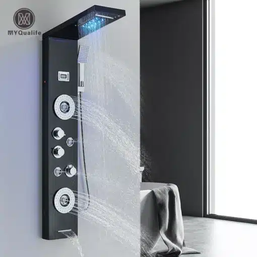 Moodne musta viimistlusega LED dušipaneel veefalli ja massaažifunktsiooniga, millel on integreeritud temperatuuri näidik, paigaldatud helehallile seinale.