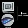 LED dušipaneel veefall ja massaažifunktsioon temperatuuri näidikuga. Pildil on esiplaanil digitaalne temperatuuri näidik ning taustal on nähtavad sinised LED-tuled mustal paneelil.
