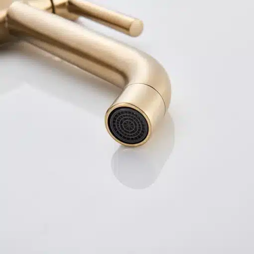 Kuldne kraan vannituppa | E-pood Tootemaailm Elegantne kuldse tooniga vannitoa kraan läikival valgel taustal. Minimalistlik disain ja vastupidav materjal annavad sellele kuldsele kraanile luksusliku välimuse vannituppa.