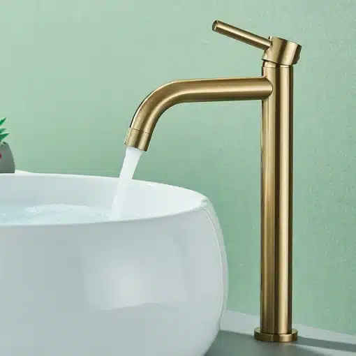 Kuldne kraan vannituppa | E-pood Tootemaailm Kuldne kraan vannituppa voolab vesi valgest keraamilisest valamus, mille taustal on helekollane sein ja väike rohelise viimistlusega dekoratiivtaim.