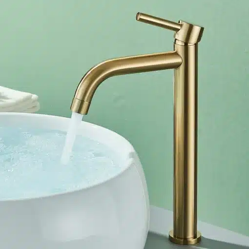 Kuldne kraan vannituppa | E-pood Tootemaailm Elegantne kuldne kraan valab vett valgesse ümarasse kraanikaussi, pakkudes stiilset ja kaasaegset lahendust vannitoa interjööris.