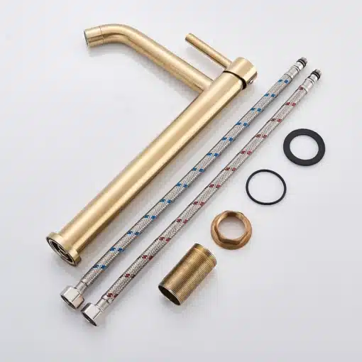 Kuldne kraan vannituppa | E-pood Tootemaailm Kuldne kraan vannituppa koos kõigi vajalike osadega nagu voolikud, tihendid ja adapterid, elegantse kuldse viimistlusega, mille taustaks on hele taust.