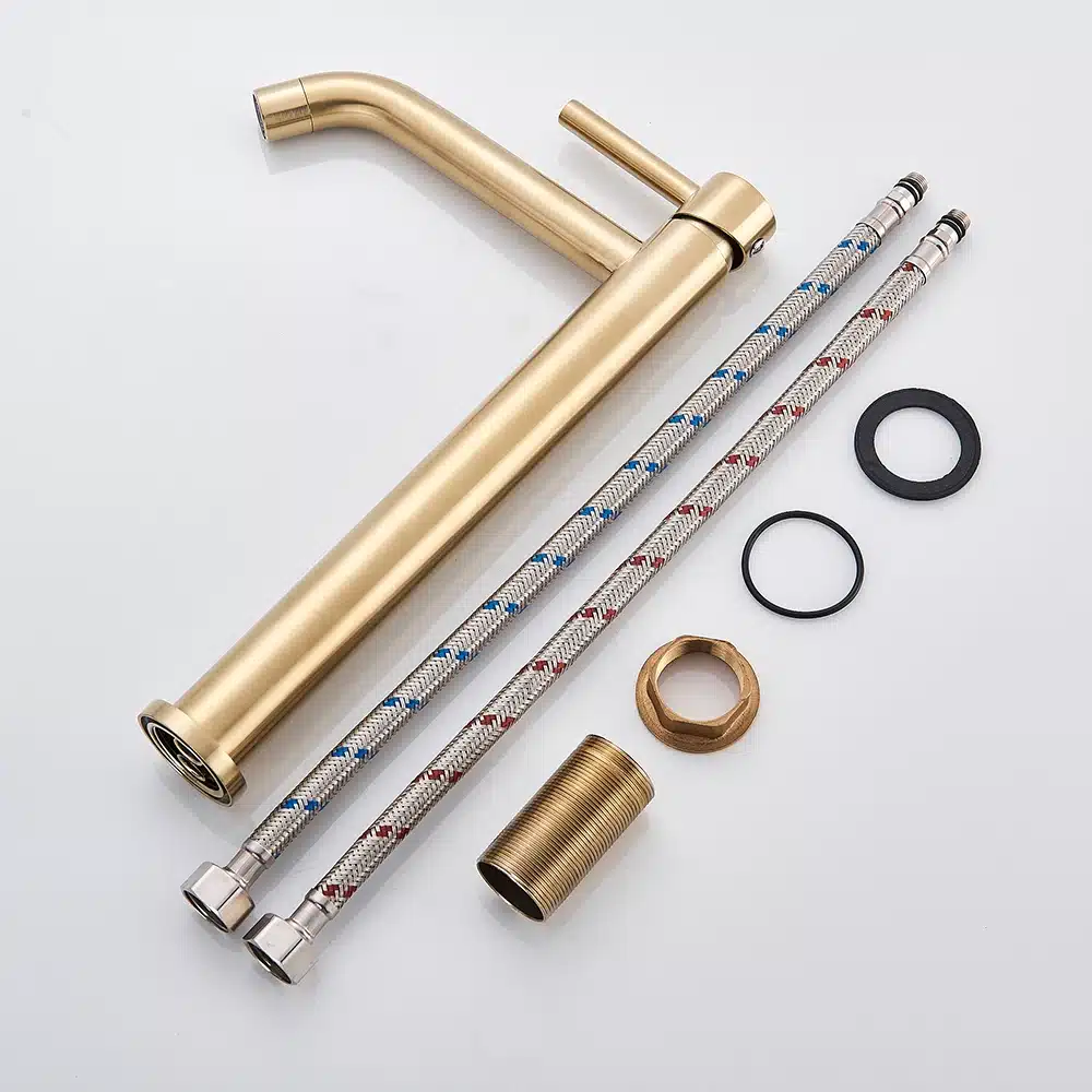 Kuldne kraan vannituppa koos kõigi vajalike osadega nagu voolikud, tihendid ja adapterid, elegantse kuldse viimistlusega, mille taustaks on hele taust.