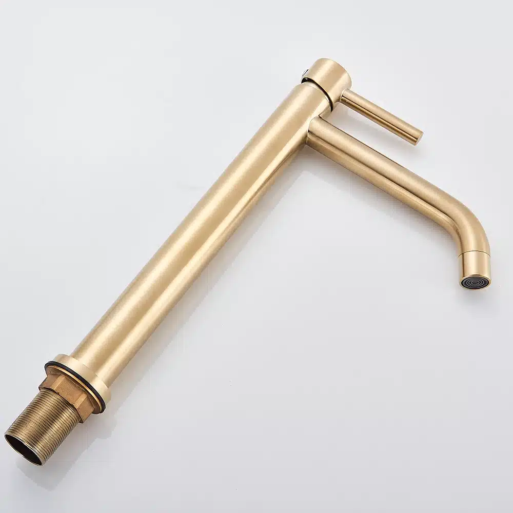 Elegantne kuldne kraan vannituppa, kaasaegse disainiga silmatorkav ja vastupidav aksessuaar. Kuldse viimistlusega kraan lisab igale vannitoale luksuslikku hõngu.