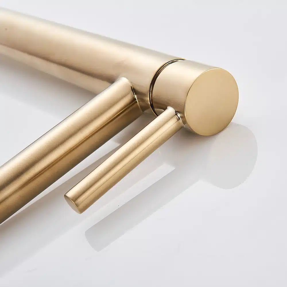 Stiilne matt kuldne kraan vannituppa, mis paistab silma oma elegantse disaini ja siledast metallist viimistlusega vastu valget tausta.