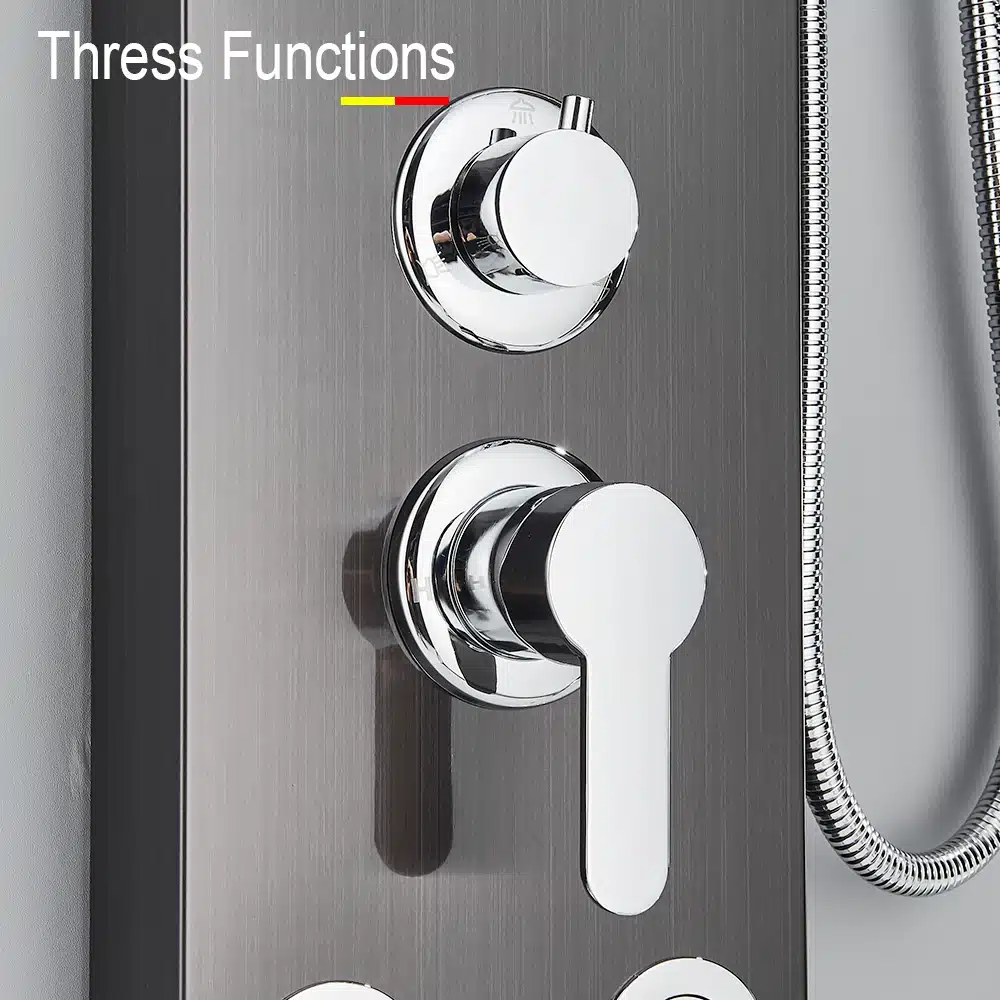 Lähedalt vaade dušipaneelile ladustamisriiuliga, millel on elegantne kroomitud nupustik kolme funktsiooni juhtimiseks, kaasa arvatud vihmadušš ja massaaž, halli taustaga.