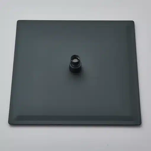 Vihmadušipea 12/16/20" ultraõhuke roostevaba teras musta värviga | E-pood Tootemaailm Must ruudukujuline ultraõhuke roostevabast terasest vihmadušipea, mille keskel on veetoruga ühendusdetail, asetatud helehallile taustale.