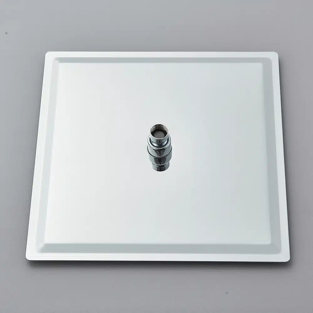 Kandiline ultraõhuke roostevaba terasest vihmadušipea musta värviga, asetatud helehalli tausta peale. Vihmadušipeal on selgelt näha keskne ühenduspunkt, mis lubab kerget paigaldust.