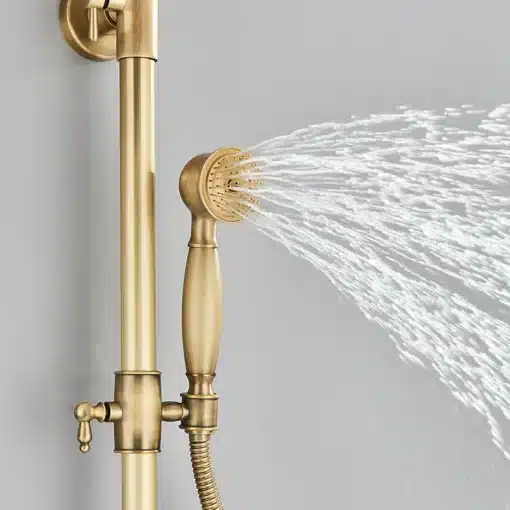 Vana messingist vihmasadu dušikomplekt seinakinnitusega | E-pood Tootemaailm Vana messingist vihmasadu dušikomplekt seinakinnitusega, mis ühendab elegantse messingist viimistluse ja võimsa veejuga halli tausta ees.